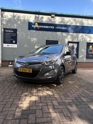 Hyundai i20 1.2I 5-DRS 2015 Grijs 1e eigennaar . Trekhaak beschikbaar voor biedingen