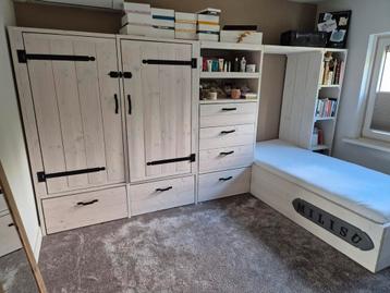 Steigerhouten bed + kastenwand in de kleur dekkend wit beschikbaar voor biedingen