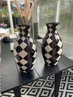 2 mooie vazen met zwart,  wit en bruine vlakken, Ophalen of Verzenden, Zo goed als nieuw
