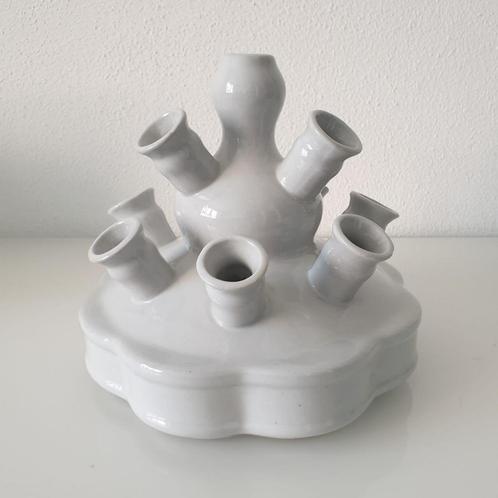 Witte tulpenvaas in goede staat, Huis en Inrichting, Woonaccessoires | Vazen, Zo goed als nieuw, Wit, Minder dan 50 cm, Aardewerk of Porselein