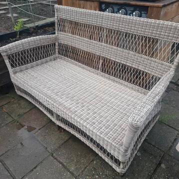 Rotan rieten tuinbank met kussens beschikbaar voor biedingen