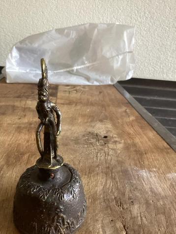 Brons/messing belletje met Indonesië’s figuur beschikbaar voor biedingen