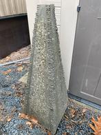 Ornament - Piramide Vorm met waterloop, Ophalen of Verzenden, Gebruikt, Beton, Abstract beeld