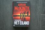 HET EILAND..... Adrian McKinty... (2022), Boeken, Thrillers, Ophalen of Verzenden, Zo goed als nieuw