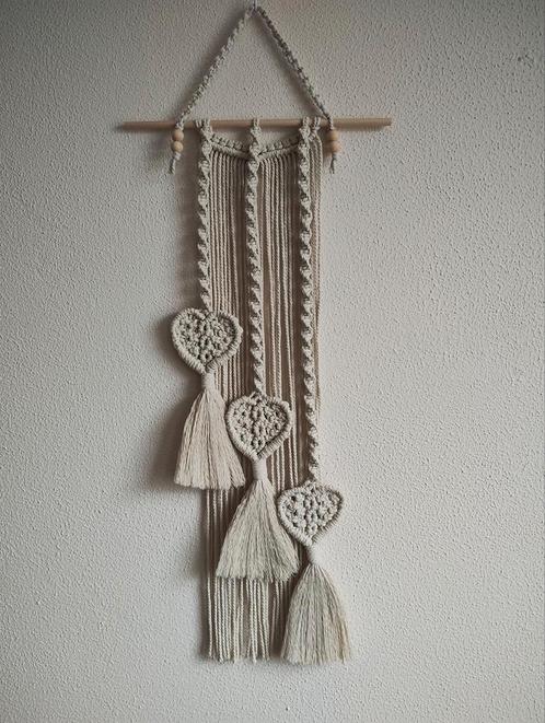 Macramé wandhanger met hartjes. Sisters Forever., Huis en Inrichting, Woonaccessoires | Wanddecoraties, Nieuw, Ophalen of Verzenden