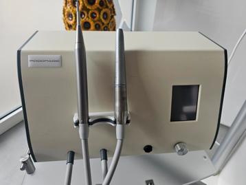 Pedicureapparaat Podomagic met werktafel en loupelamp beschikbaar voor biedingen