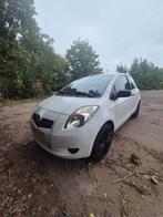 Toyota Yaris DEALER ONDERHOUDEN LAGE KM, Auto's, Voorwielaandrijving, 527 kg, 750 kg, Wit