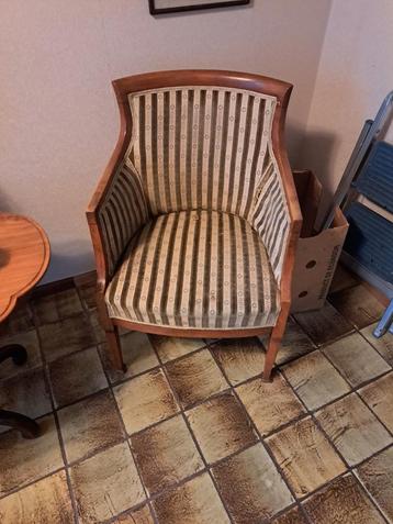 Antieke fauteuil met gestreepte bekleding 2x samen beschikbaar voor biedingen