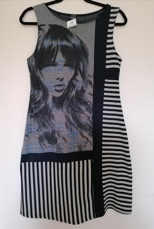 SUPER LEUK jurkje donkerblauw met grijs en vrouwenprint mt.S, Kleding | Dames, Jurken, Nieuw, Maat 36 (S), Overige kleuren, Boven de knie