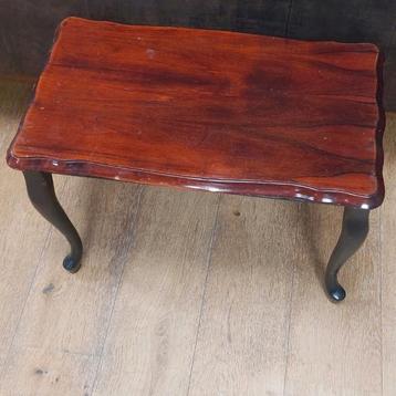 Antiek: queen ann tafel van gepolitoerd hout met ronde poten beschikbaar voor biedingen