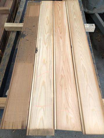 Partijtje Red Cedar vellingdelen mes groef beschikbaar voor biedingen