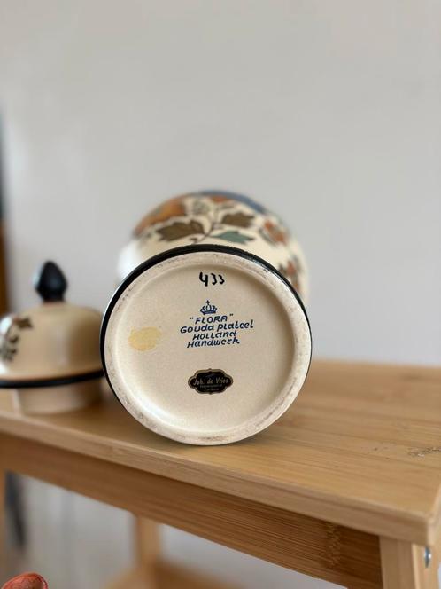 Gouda Flora Holland Vaas met Deksel Handbeschilderd Keramiek, Antiek en Kunst, Antiek | Keramiek en Aardewerk, Ophalen of Verzenden