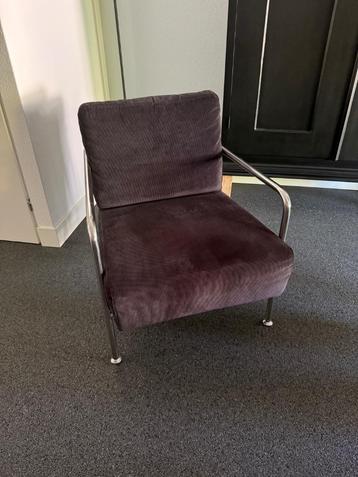 Stoel met ribstof en metalen frame beschikbaar voor biedingen