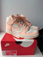 Nike Dunk High Sail Crimson Tint (W)mt 6.5, Kleding | Dames, Schoenen, Ophalen of Verzenden, Zo goed als nieuw, Sneakers of Gympen