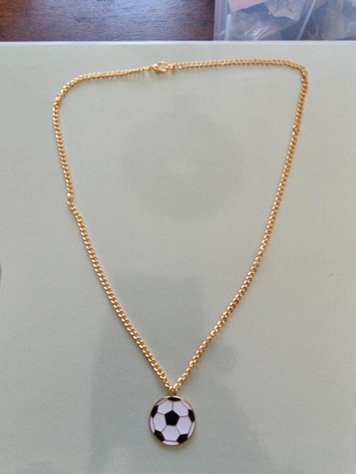 Gouden Ketting met Voetbal Hanger, Sieraden, Tassen en Uiterlijk, Kettingen, Nieuw, Overige materialen, Goud, Met hanger, Ophalen of Verzenden