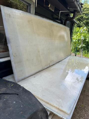 Polycarbonaat kanaalplaten. Veranda met plastic dak . Polyca beschikbaar voor biedingen