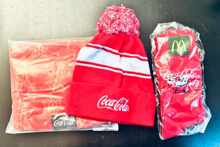 Coca Cola Winter Set, Kleding | Dames, Mutsen, Sjaals en Handschoenen, Nieuw, Muts, Maat 46/48 (XL) of groter, Ophalen of Verzenden
