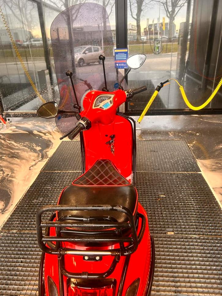 Mooie Vespa Primavera, Fietsen en Brommers, Scooters | Vespa, Zo goed als nieuw, Overige modellen, Maximaal 45 km/u, Benzine, Ophalen