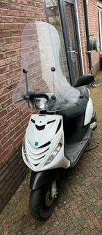 Piaggio Zip wit (2017) – 6330 km – blauw kenteken, Fietsen en Brommers, Scooters | Piaggio, Ophalen, Zip, Zo goed als nieuw, Benzine