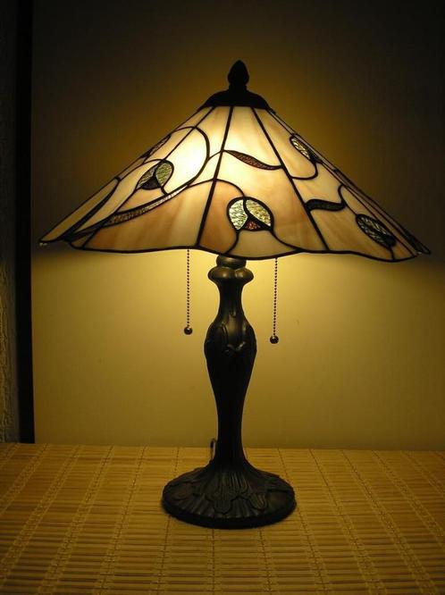 Tiffany tafellamp met tulpen, Huis en Inrichting, Lampen | Tafellampen, Zo goed als nieuw, 50 tot 75 cm, Glas, Metaal, Overige materialen