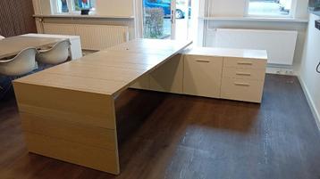 Groot hoekbureau 250x100 met aanbouw 110