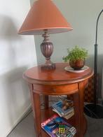 Kersen houte bijzet tafeltje met schemerlapm, Huis en Inrichting, Tafels | Bijzettafels, Minder dan 55 cm, Gebruikt, Rond, Ophalen of Verzenden