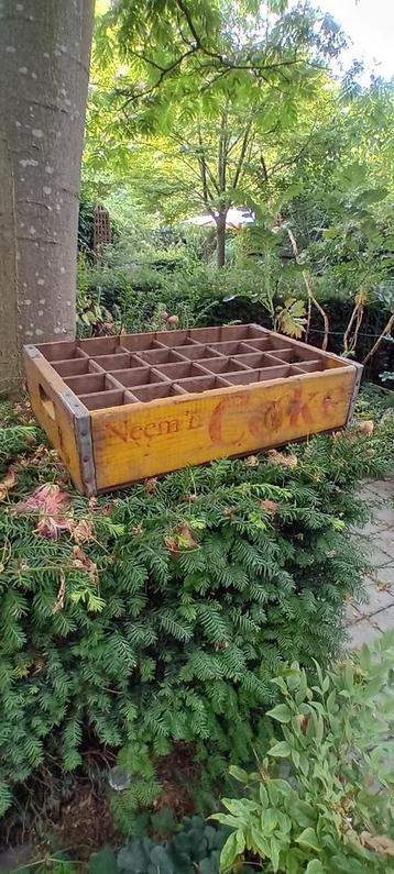 vintage houten Coca Cola reclame krat met tekst:Neem ’n COKE beschikbaar voor biedingen