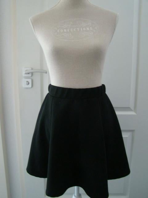 Zwarte klokkende rok met kleine rib / maat M, Kleding | Dames, Rokken, Maat 38/40 (M), Zwart, Ophalen of Verzenden, Zo goed als nieuw