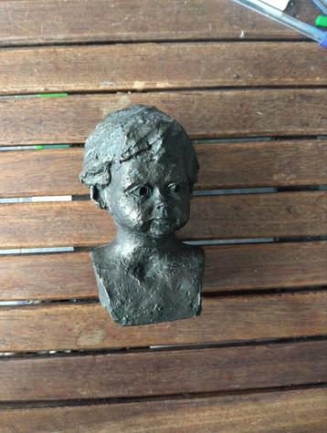 Bronzen Beeldje van een jongen 16cm hoog beschikbaar voor biedingen