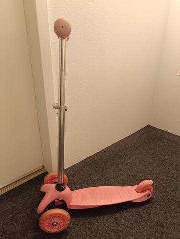 Roze step met 3 wielen beschikbaar voor biedingen