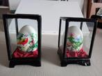 2 beschilderde chinese eieren in zwart gelakt kastje, Antiek en Kunst, Curiosa en Brocante, Ophalen of Verzenden