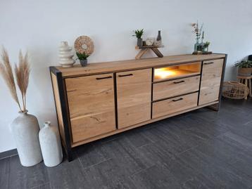 Zeer mooie dressoir (Henders en Hazel, serie Metalo) beschikbaar voor biedingen