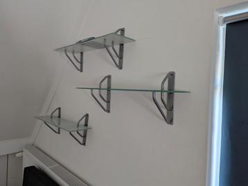 Wandplanken glas 5x met zilverkleurige poten beschikbaar voor biedingen
