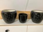 2 zwarte grote HANDGEMAAKTE bloempot bloemmotief +1 gewone f, Rond, Binnen, Ophalen of Verzenden, Zo goed als nieuw