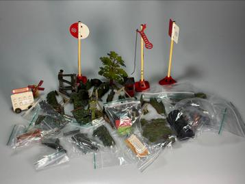 Grote partij tinnen Britains bomen accesoires beschikbaar voor biedingen