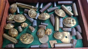 ca. 35 Militaire knopen, hulzen, uniform decoraties etc beschikbaar voor biedingen