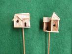 NIEUW 2 verschillende houten huisjes 6 cm x 7 cm op stok, Nieuw, Ophalen of Verzenden