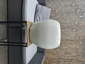 Mooie grote witte planten pot beschikbaar voor biedingen