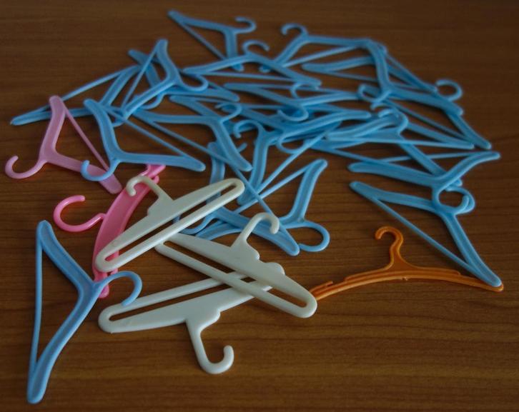 barbie kledinghangers, Kinderen en Baby's, Speelgoed | Poppen, Zo goed als nieuw, Barbie, Ophalen of Verzenden