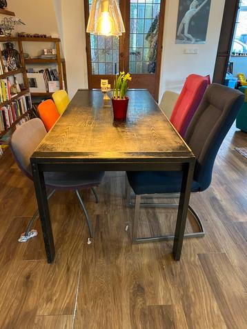 Gratis: Eettafel hout uitklapbaar: 140 cm, uitgeklapt 2 m beschikbaar voor biedingen