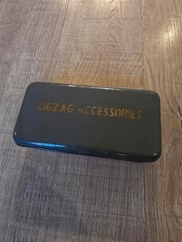 Antiek Grijs ZIGZAG ACCESSORIES NAAIMACHINE BLIK INCL ACCESS beschikbaar voor biedingen