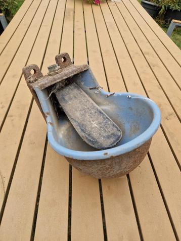 Automatische drinkbak aansluiting waterleiding beschikbaar voor biedingen