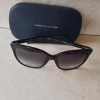 Tommy Hilfiger zonnebril zwart met etui, Ophalen of Verzenden, Zo goed als nieuw, Zwart, Overige merken