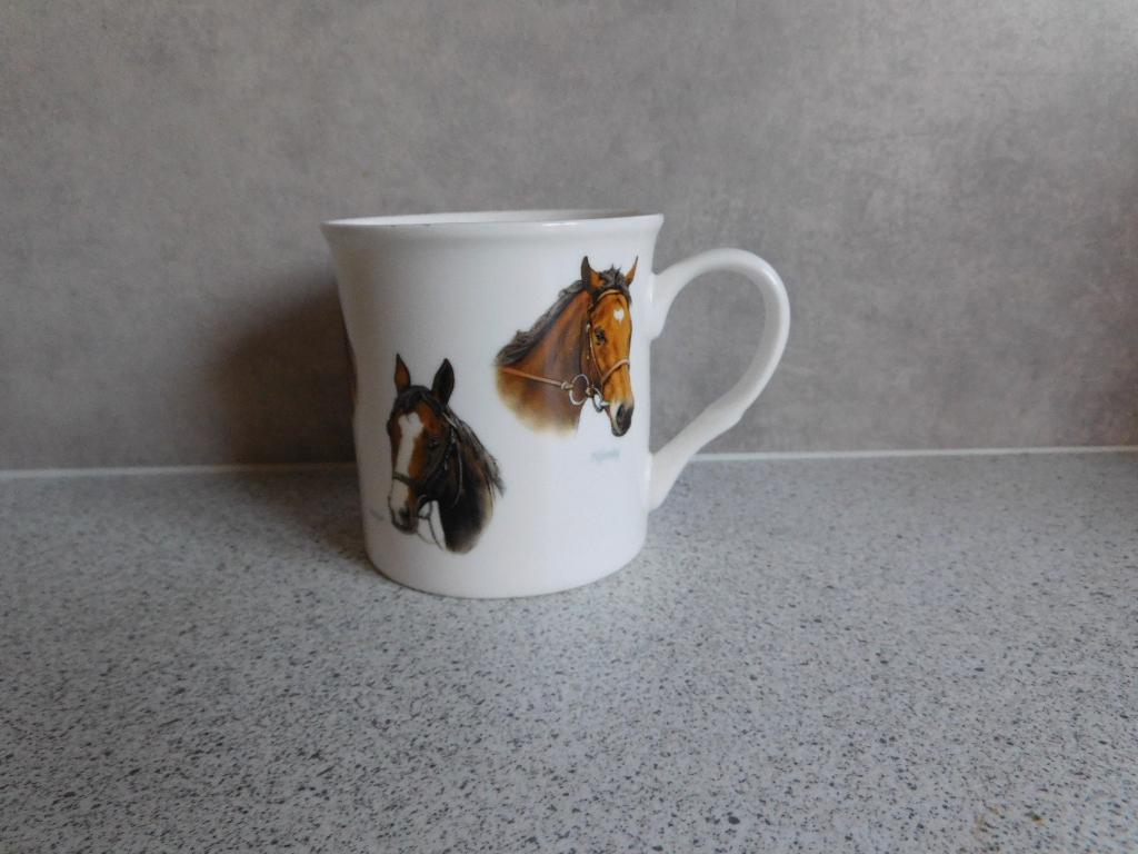 Mok 9x8,5 cm. Horses the Leonardo Collection, Huis en Inrichting, Ophalen of Verzenden, Zo goed als nieuw, Overige stijlen, Kop(pen) en/of Schotel(s)