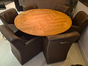 Ronde eettafel van mangohout met visgraatmotief beschikbaar voor biedingen
