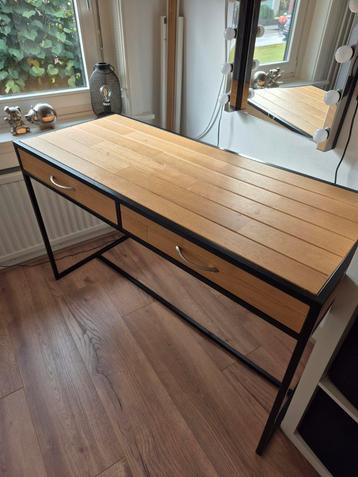Mooi bureau met lades beschikbaar voor biedingen