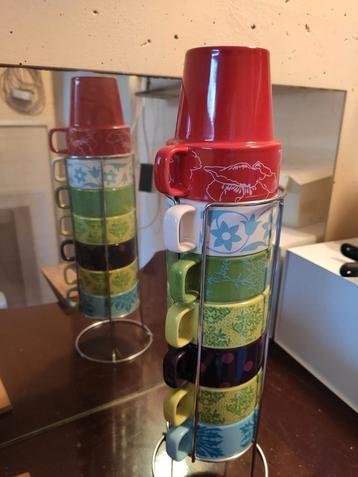 Kleurrijke Koffiekoppen met Standaard beschikbaar voor biedingen