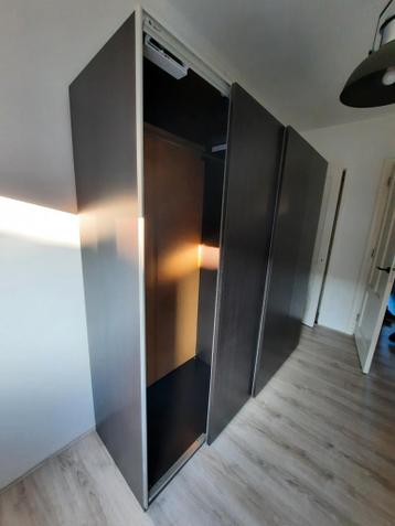 Bruine IKEA Pax kledingkast met schuifdeuren - afbeelding 5