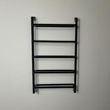 Wijnrek van staal met luxe uitstraling voor aan de muur beschikbaar voor biedingen