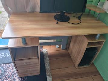 Computerbureau, bureau. beschikbaar voor biedingen